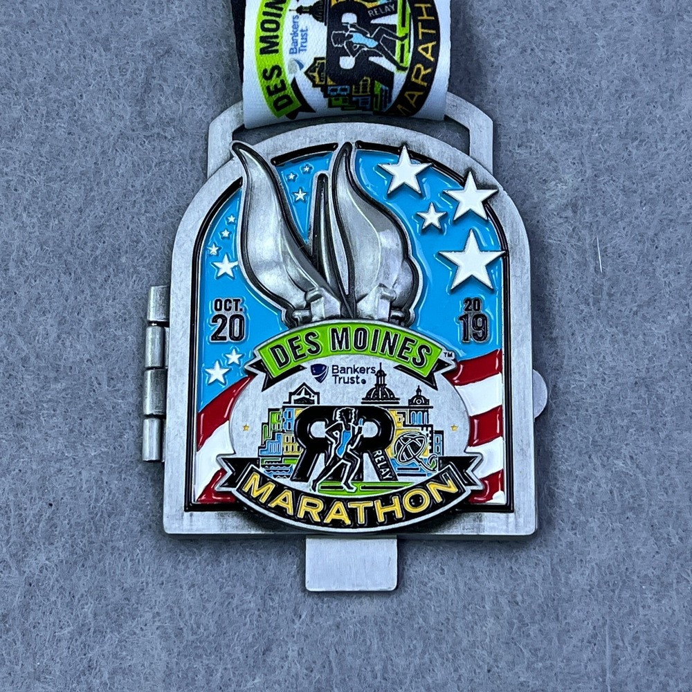2019‎ IMT DES MOINES Half Marathon Medal Iowa Open Book Magnetic Red White Blue